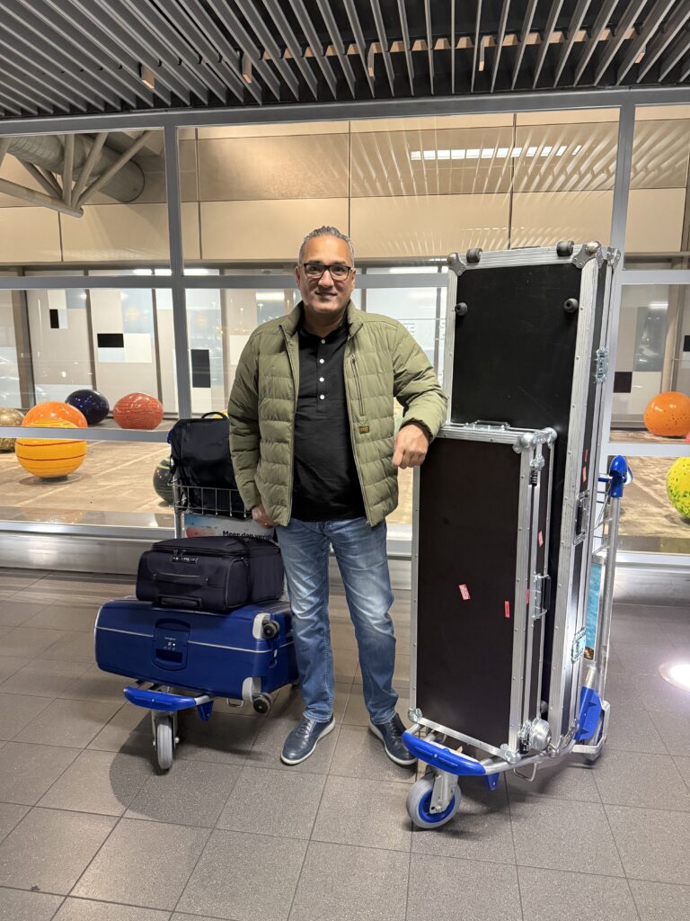 Heenweg naar Schiphol met mijn keyboard flightcases.