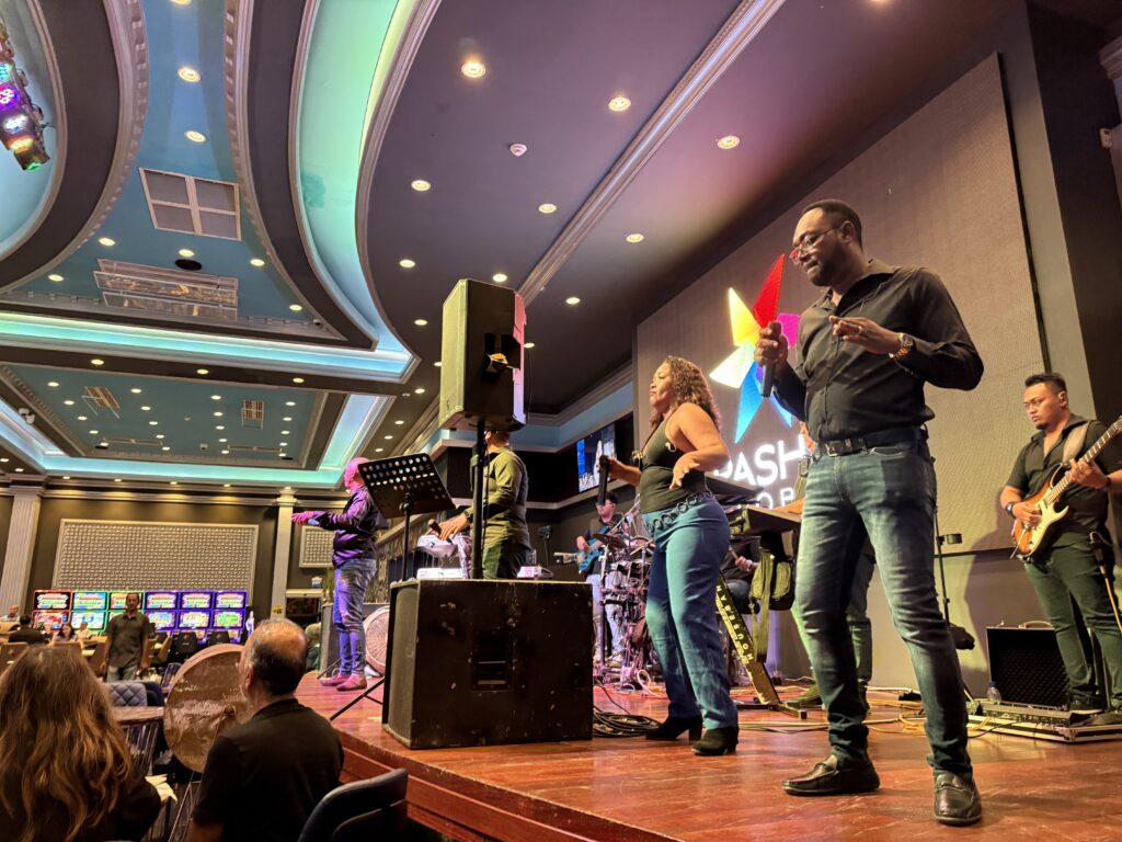 Kasimex Houseband in actie in Pasha Global Casino.