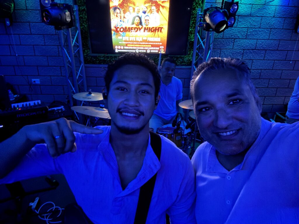 Onze laatste optreden bij Friendz Café. Hier samen met Adam Wakidin.